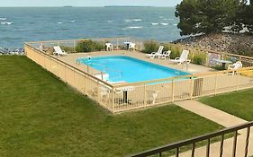 Clinton Inn & Suites
