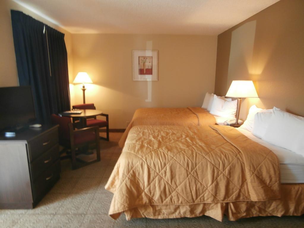 Clinton Inn & Suites Port Clinton Room photo