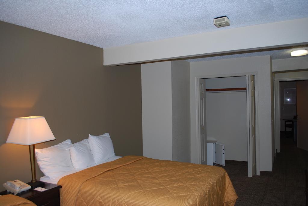 Clinton Inn & Suites Port Clinton Room photo